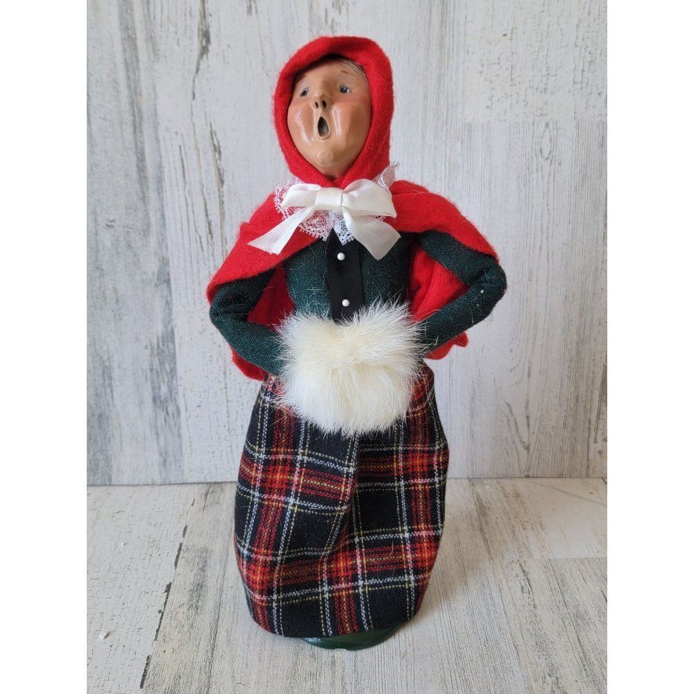 Byer's choice victorian carolers 1988 woman Xmas figure hand muff